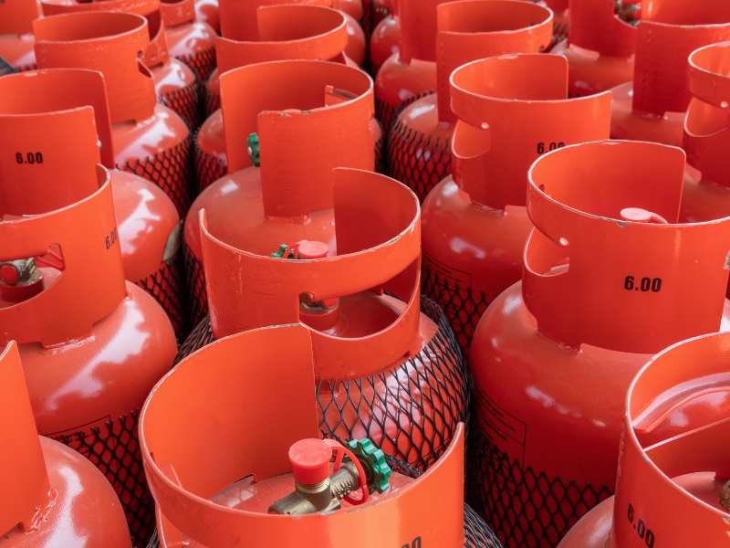 multiple red lpg cylinders used for installing lpg at home